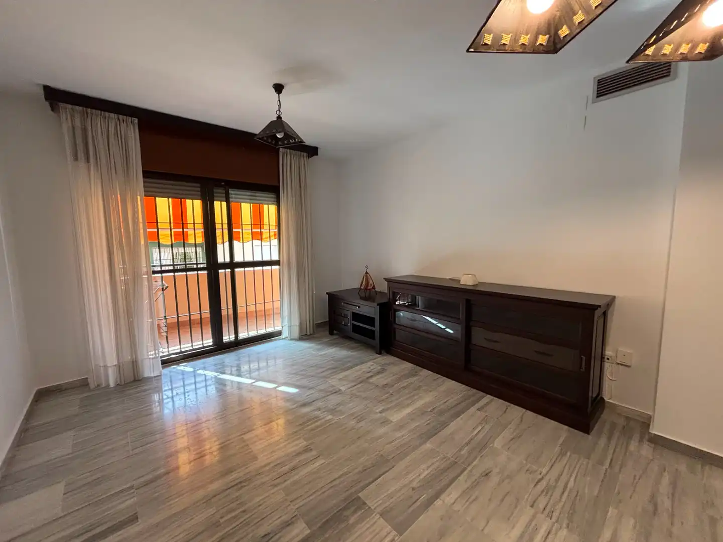 Living room of Flat for rent in Granada  with Air Conditioner, Heating and Washing machine