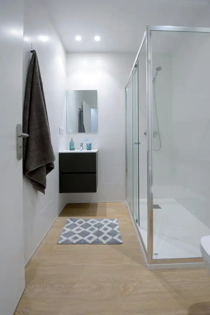 Bathroom of Flat for share in Valencia  with Air Conditioner, Furnished and TV