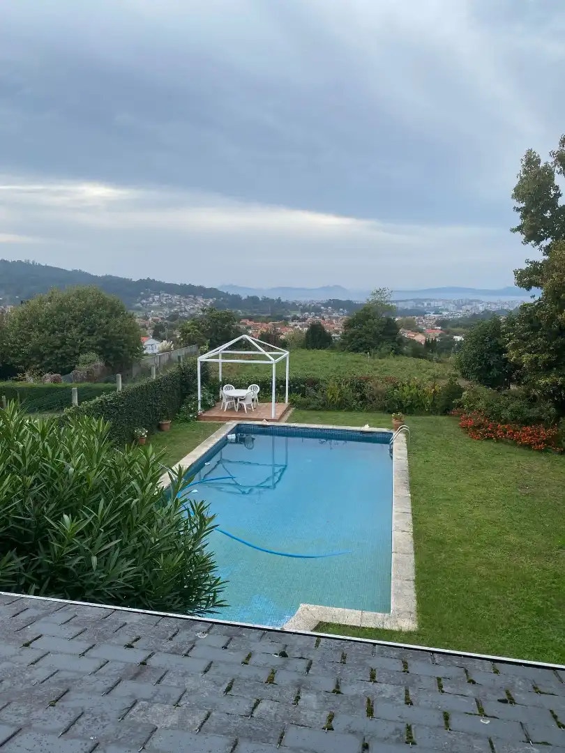 Piscina de Casa o chalet en venta en Vigo  con Calefacción, Jardín privado y Parquet