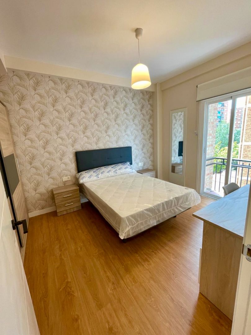 Habitación de Piso de alquiler en  Granada Capital con Aire acondicionado, Calefacción y Parquet