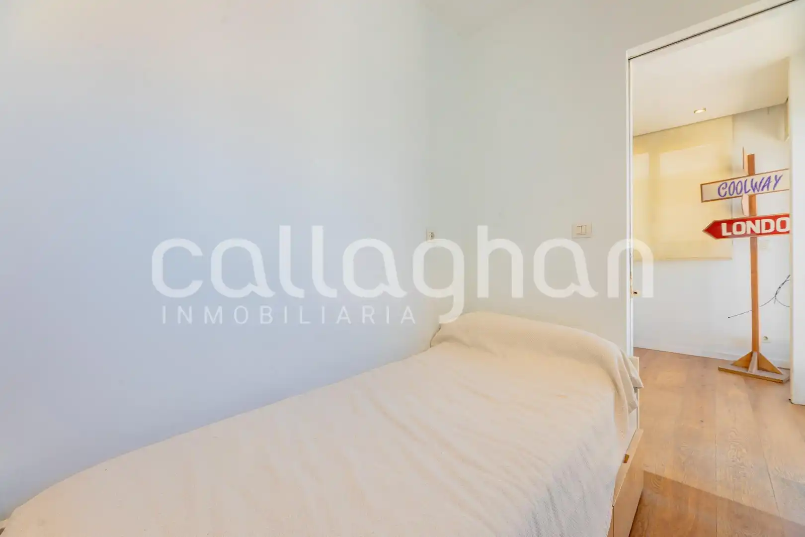 Habitación de Ático en venta en Valencia con Calefacción, Terraza y Trastero