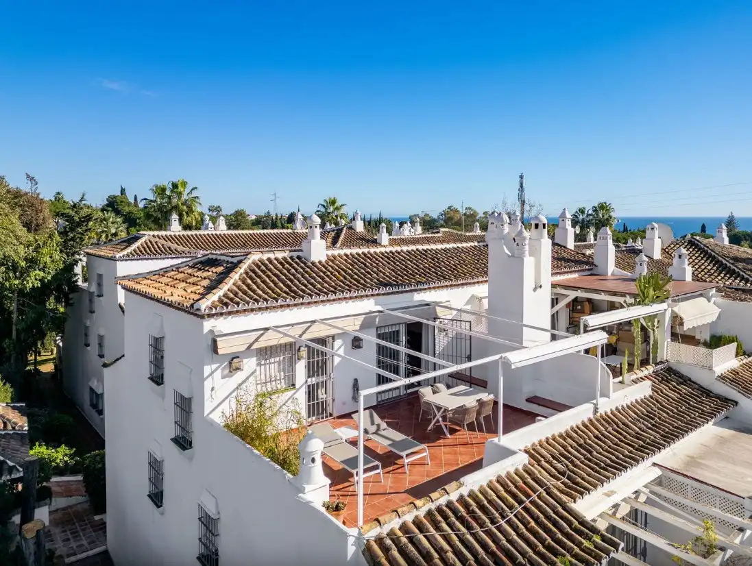 Vista exterior de Dúplex en venda en Marbella amb Aire condicionat, Calefacció i Jardí privat