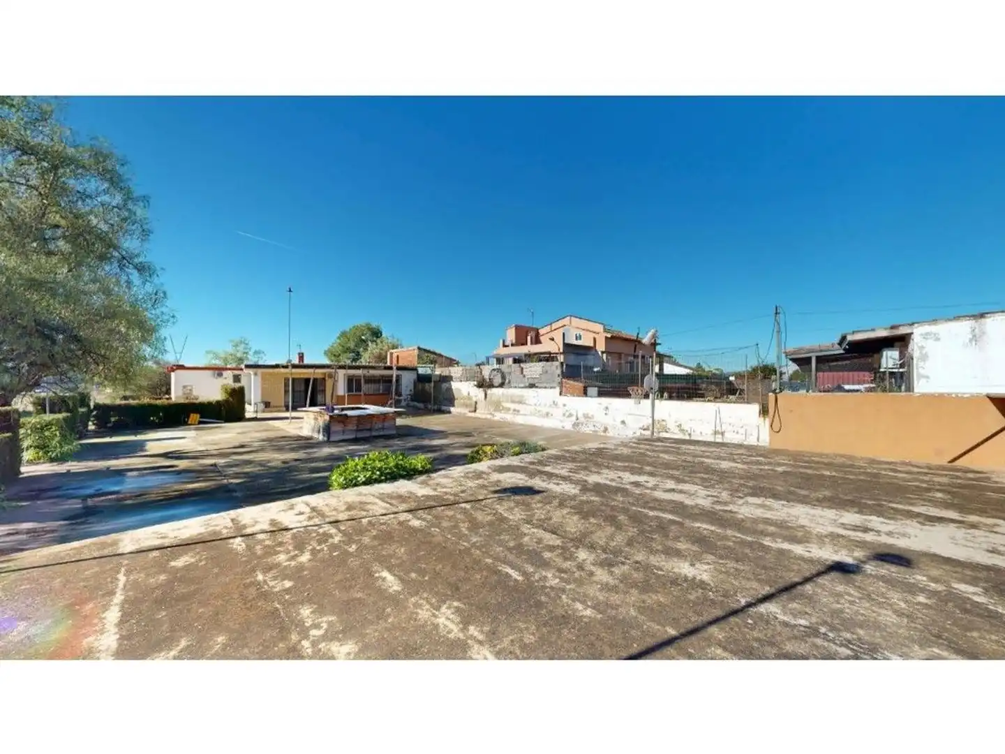 Vista exterior de Local en venda en Llíria amb Terrassa