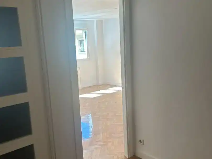 Schlafzimmer von Wohnung zur Miete in  Madrid Capital mit Klimaanlage und Balkon