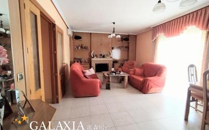 Sala d'estar de Casa adosada en venda en Torrejón de la Calzada amb Aire condicionat, Terrassa i Piscina