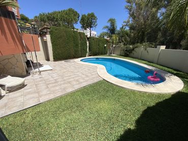 Casa pareada con balcón en venta en Calle los Naranjos 2A