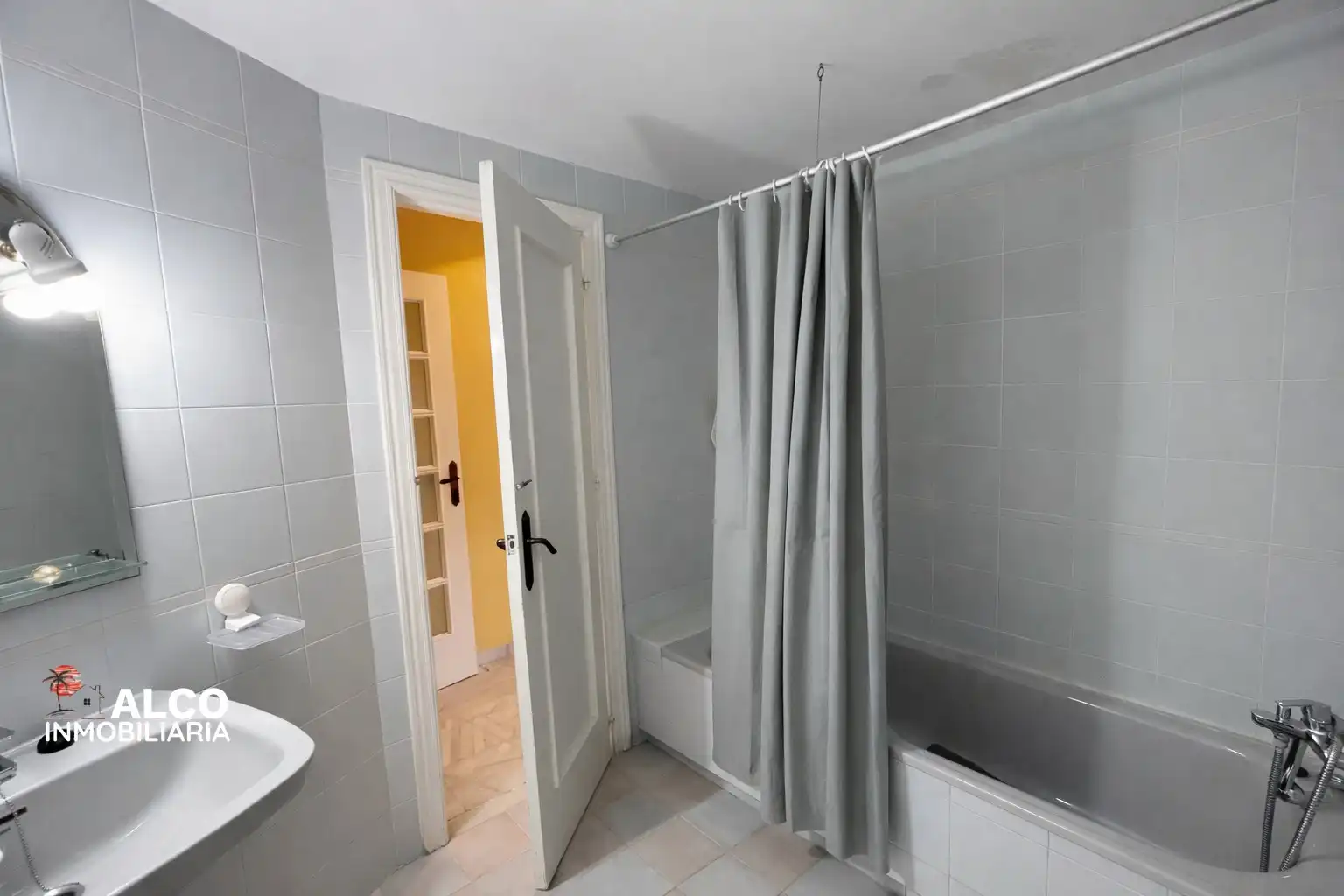 Baño de Piso en venta en Torrox con Terraza y Piscina