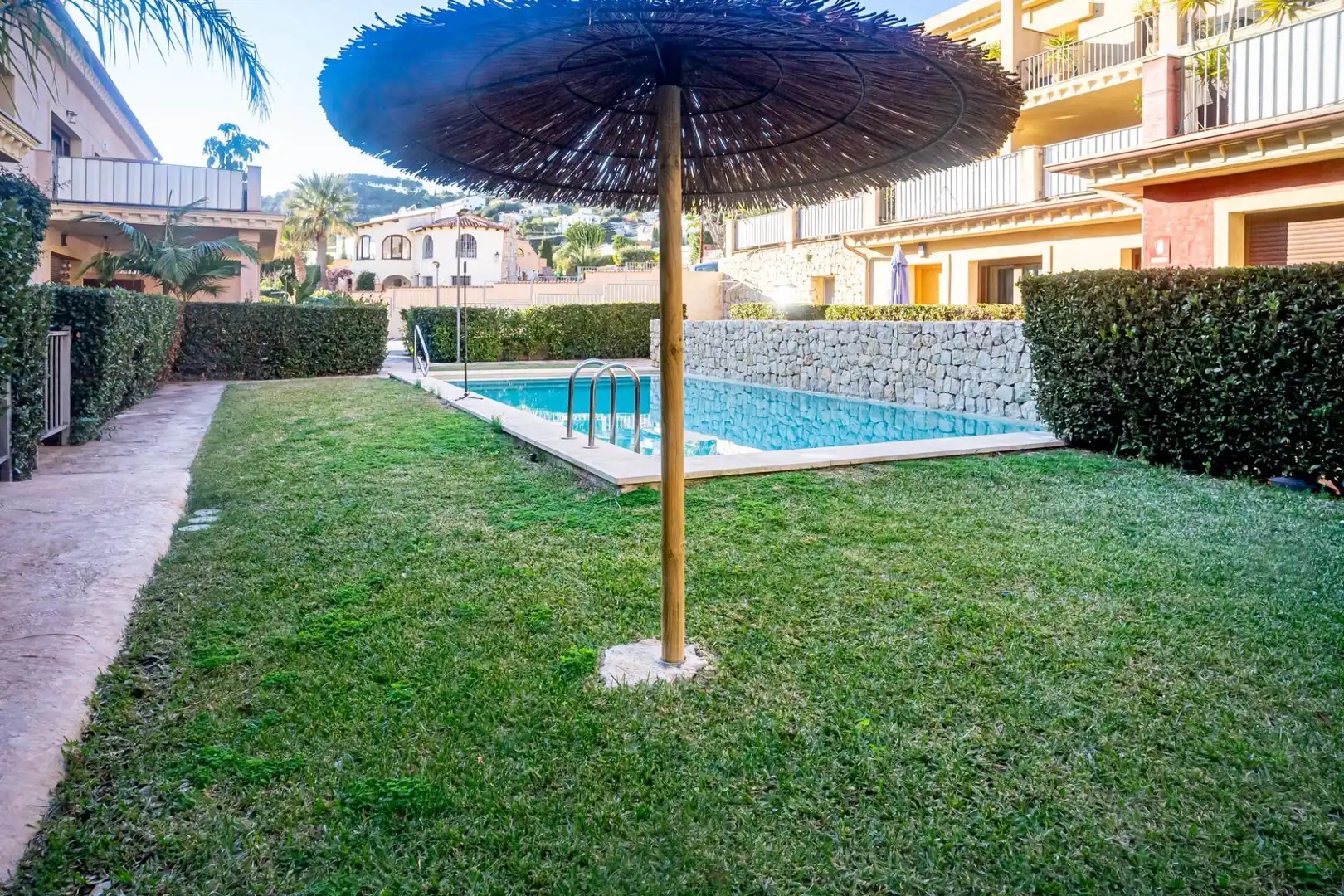 Piscina de Dúplex en venta en Benissa con Aire acondicionado, Calefacción y Jardín privado