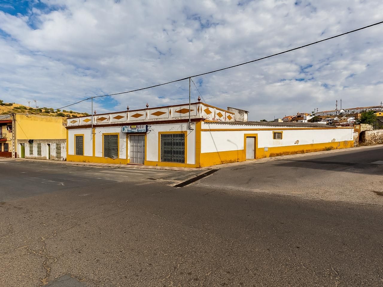 Vista exterior de Local en venda en Villanueva del Río y Minas amb Calefacció