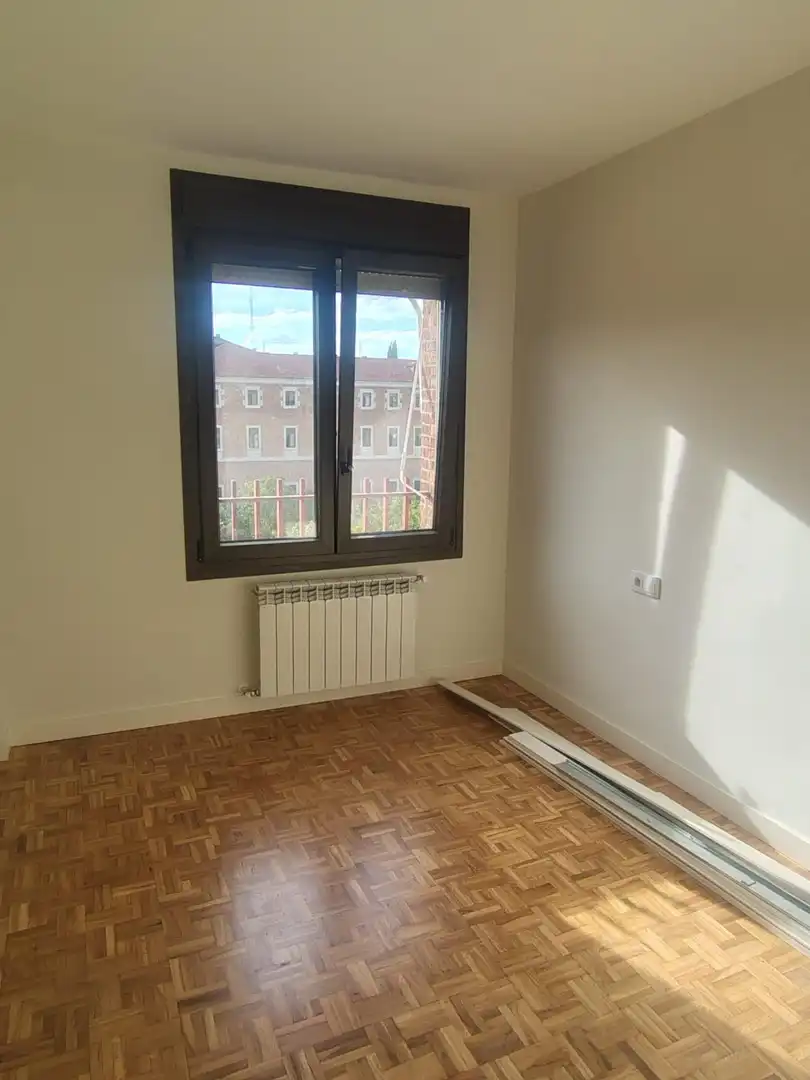 Bedroom of Flat for rent in Valladolid  with Air Conditioner, Heating and Parquet flooring