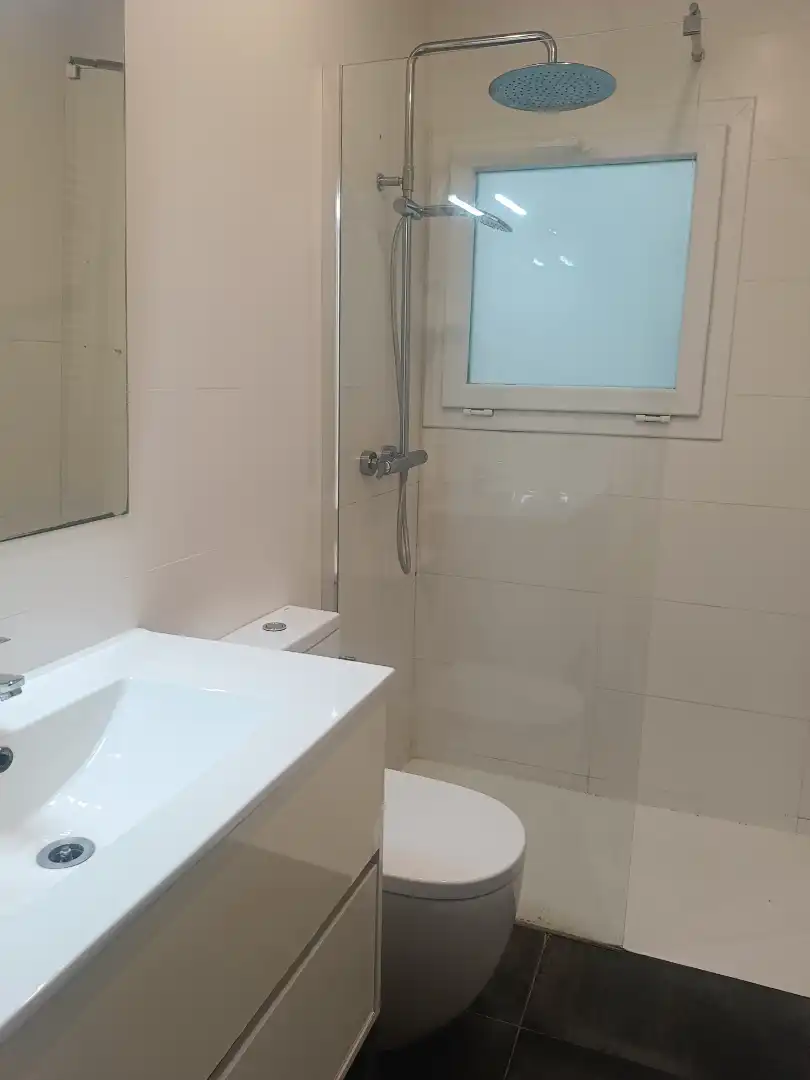 Bathroom of Flat for rent in Barcelona  with Heating, Parquet flooring and Oven
