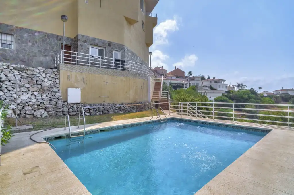 Piscina de Casa o xalet en venda en Fuengirola amb Aire condicionat, Jardí privat i Terrassa