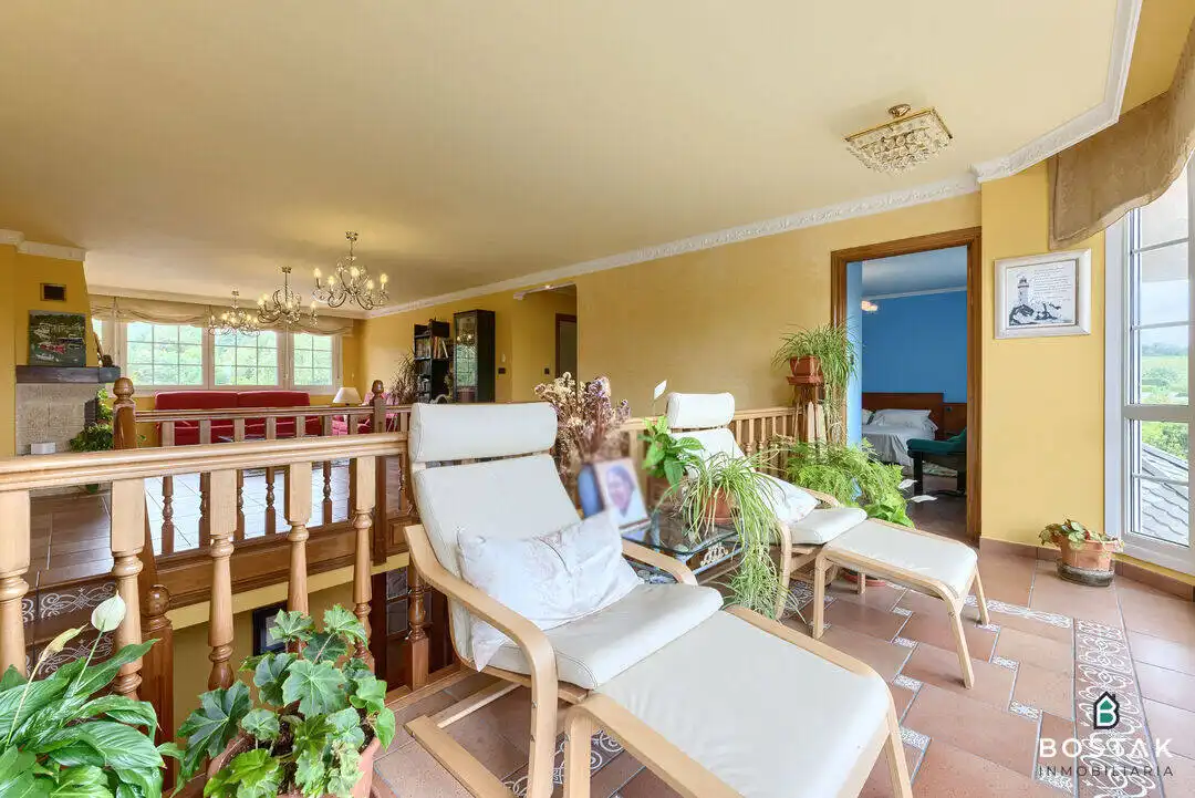 Sala d'estar de Casa o xalet en venda en Barrika amb Calefacció, Jardí privat i Terrassa