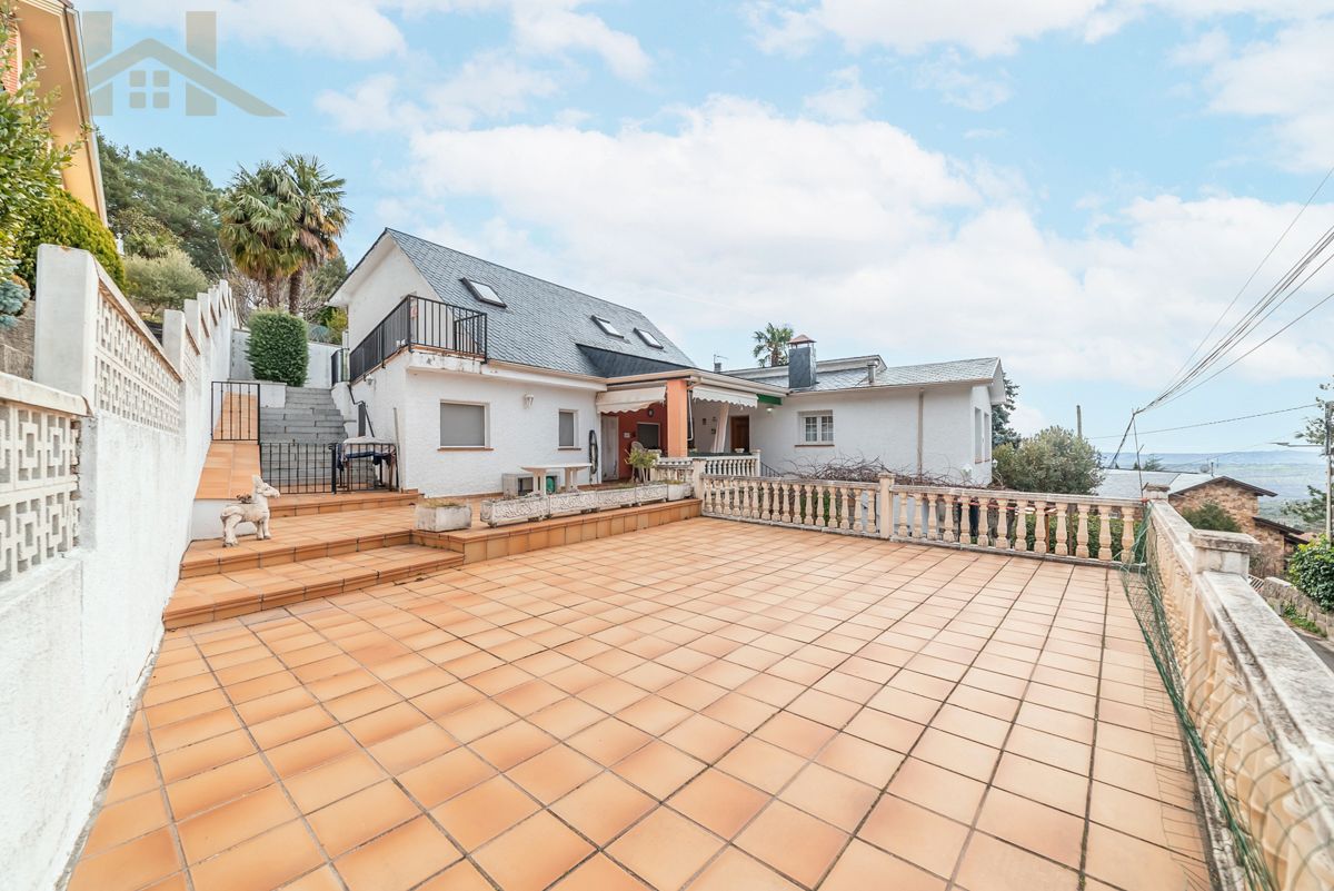 Vista exterior de Casa o xalet en venda en Miraflores de la Sierra amb Calefacció, Jardí privat i Terrassa