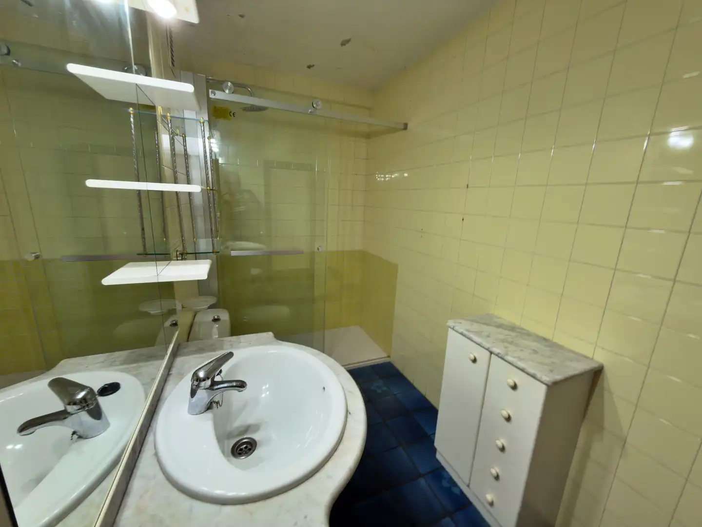 Bany de Pis en venda en Gijón  amb Calefacció, Parquet i Terrassa