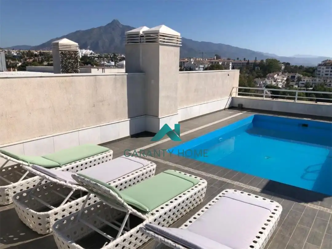 Piscina de Piso de alquiler en Marbella con Calefacción, Terraza y Amueblado