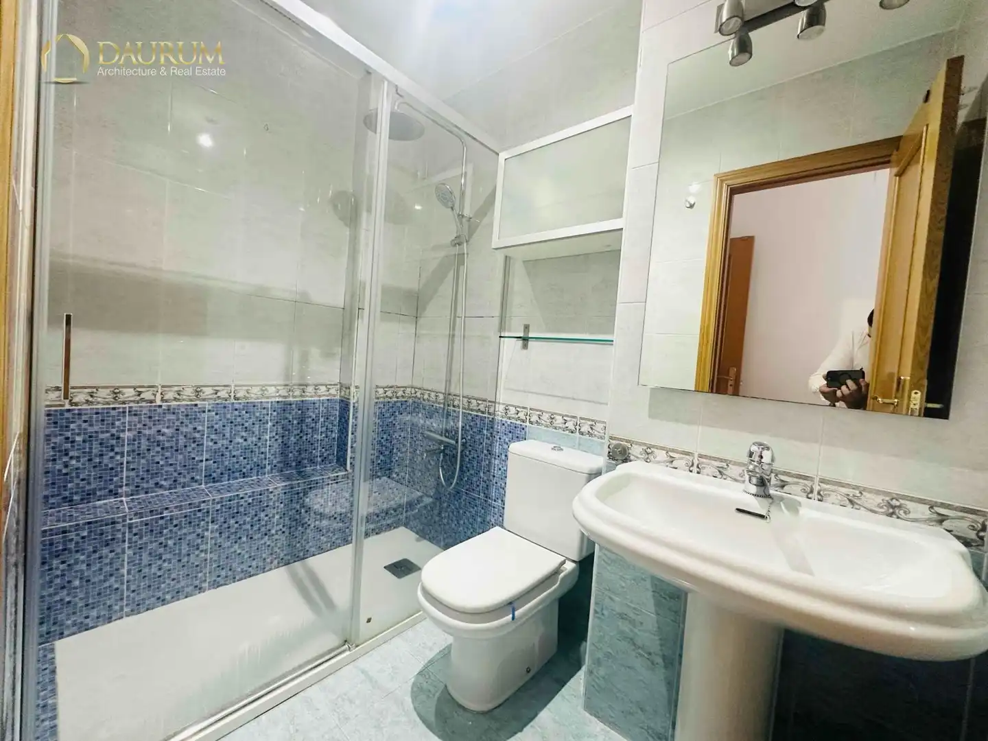 Bathroom of Flat for sale in Sevilla  with Air Conditioner, Heating and Terrace