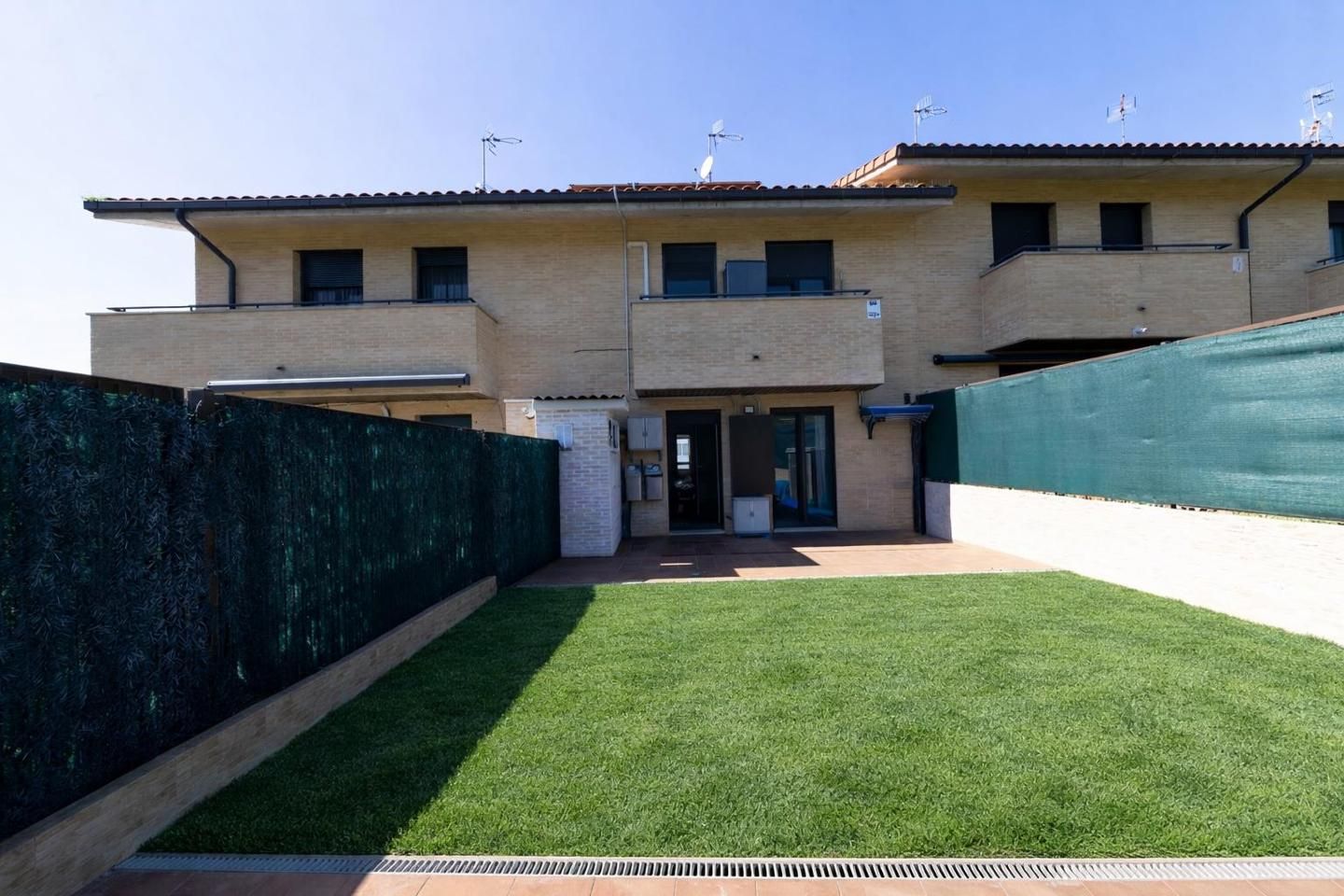 Jardín de Casa adosada en venta en Valle de Elorz / Elortzibar con Aire acondicionado, Calefacción y Jardín privado