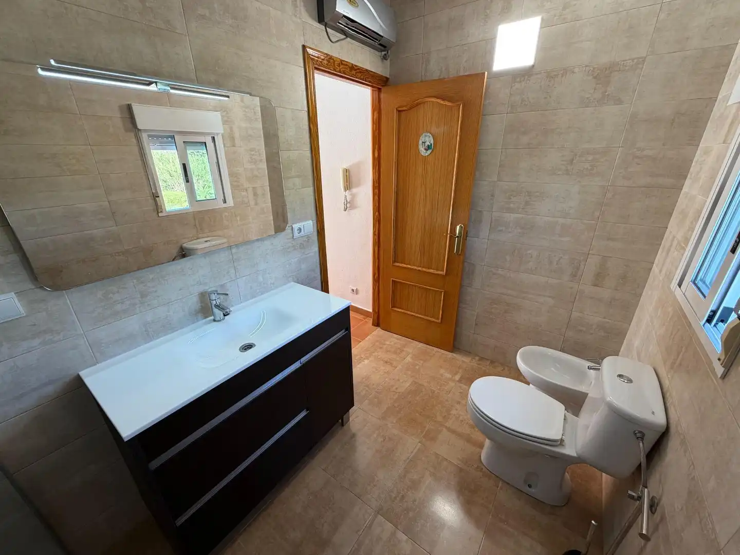 Badezimmer von Einfamilien-Reihenhaus zum Verkauf in Dénia mit Klimaanlage, Privatgarten und Terrasse