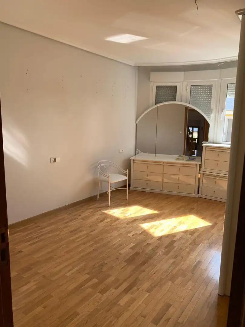 Dormitori de Casa adosada en venda en Ponferrada amb Calefacció, Jardí privat i Terrassa