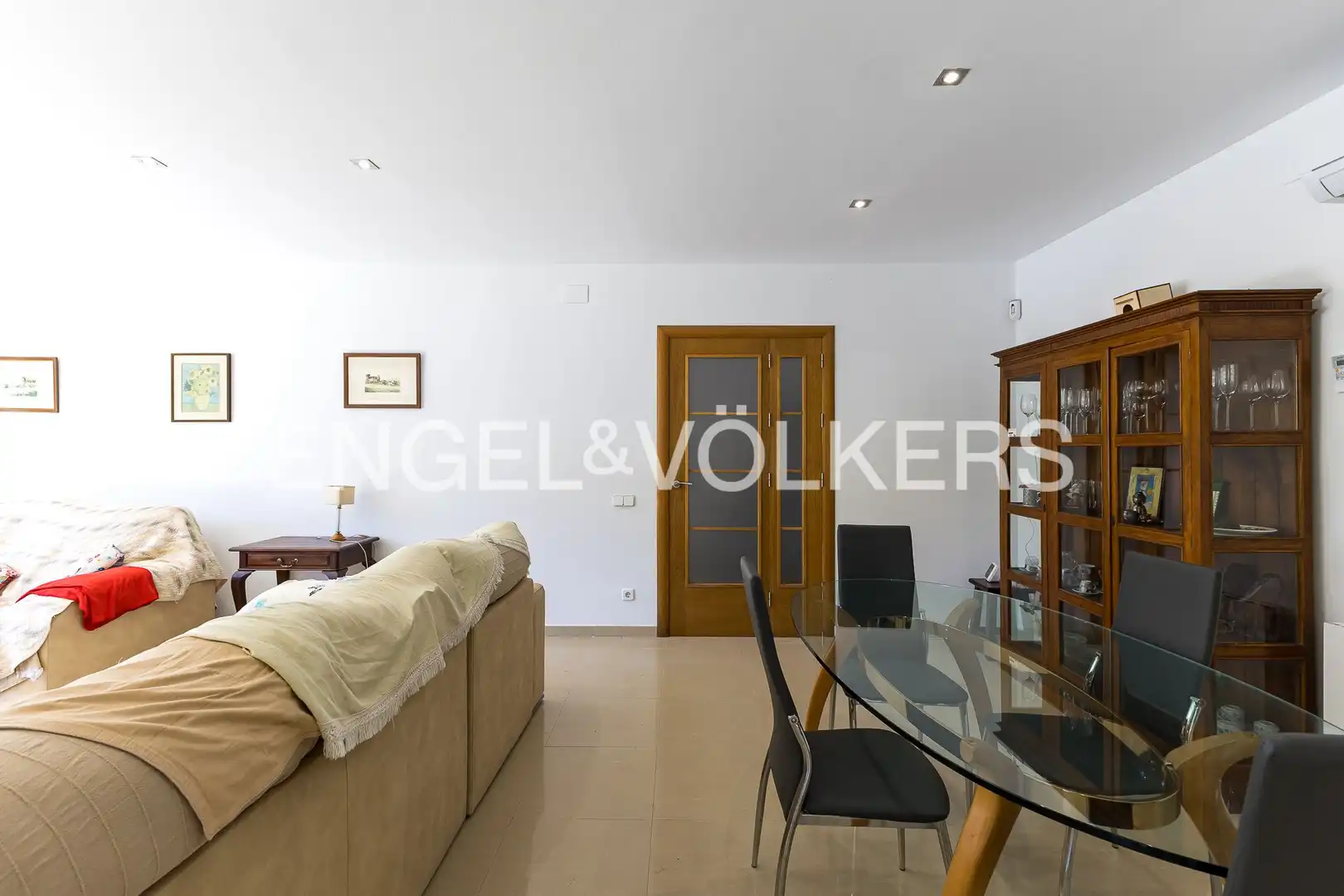 Sala d'estar de Casa o xalet en venda en Cubelles amb Aire condicionat, Calefacció i Jardí privat