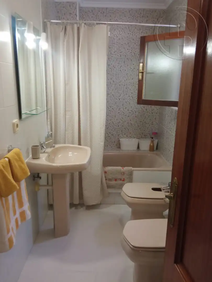 Baño de Piso de alquiler en Santander con Calefacción, Amueblado y Microondas