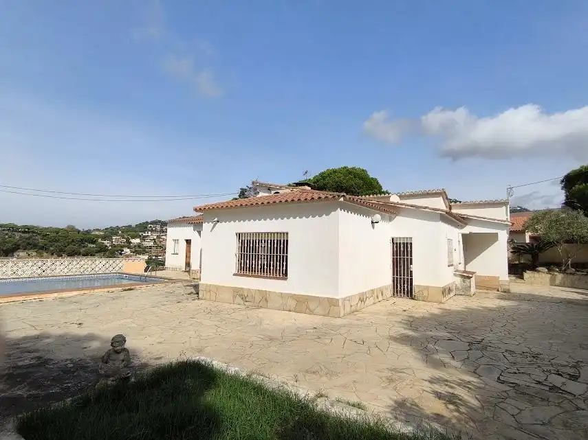 Vista exterior de Casa o xalet en venda en Lloret de Mar amb Calefacció, Terrassa i Traster