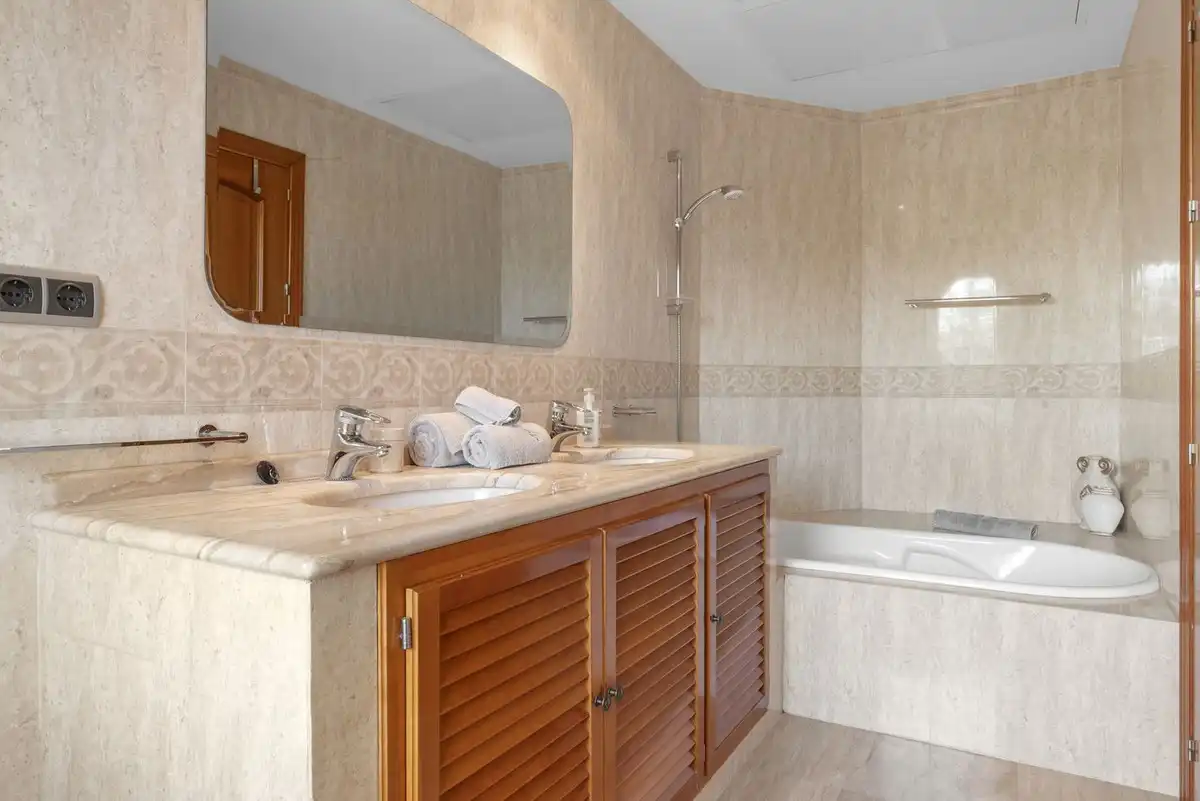 Bany de Casa o xalet en venda en Benahavís amb Aire condicionat, Jardí privat i Terrassa