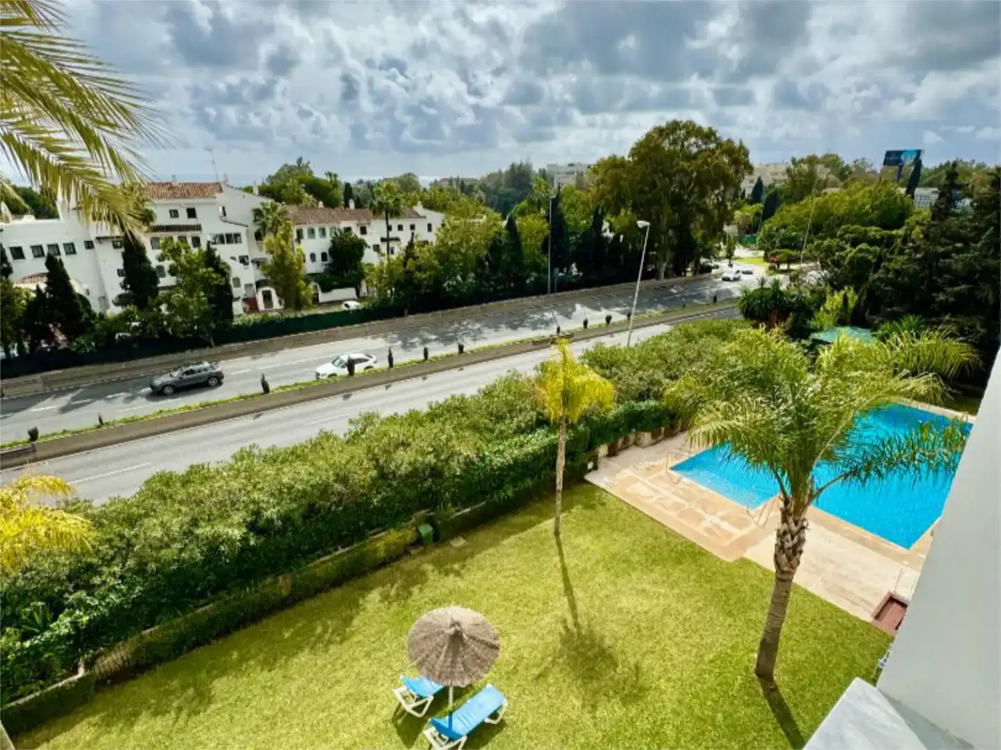 Vista exterior de Apartament de lloguer en Marbella amb Aire condicionat, Piscina i Balcó