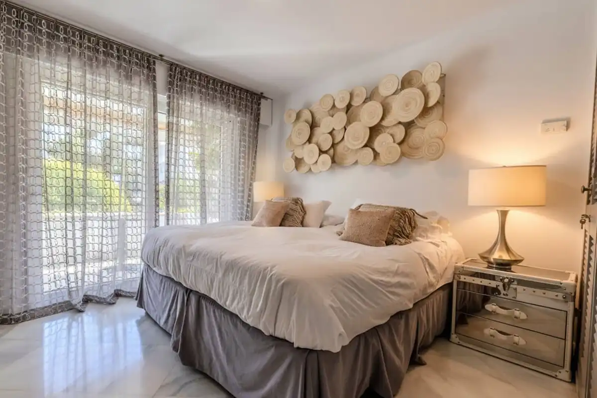 Schlafzimmer von Erdgeschoss zum Verkauf in Marbella mit Klimaanlage, Privatgarten und Terrasse