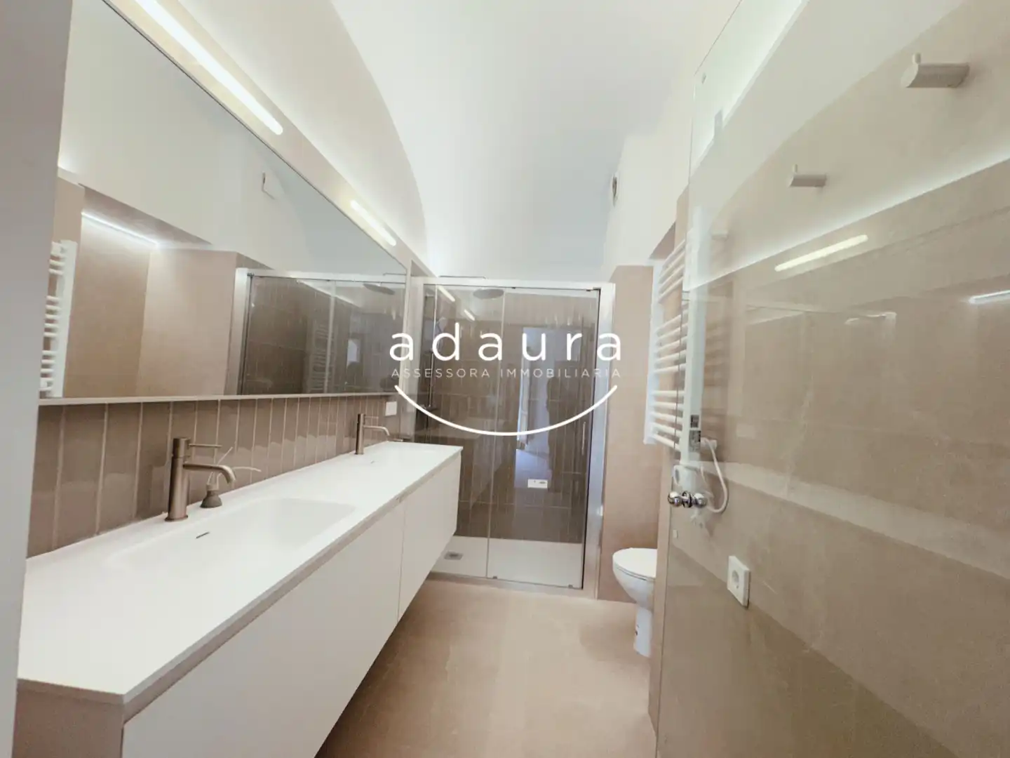 Badezimmer von Erdgeschoss zur Miete in Mataró mit Klimaanlage, Heizung und Privatgarten