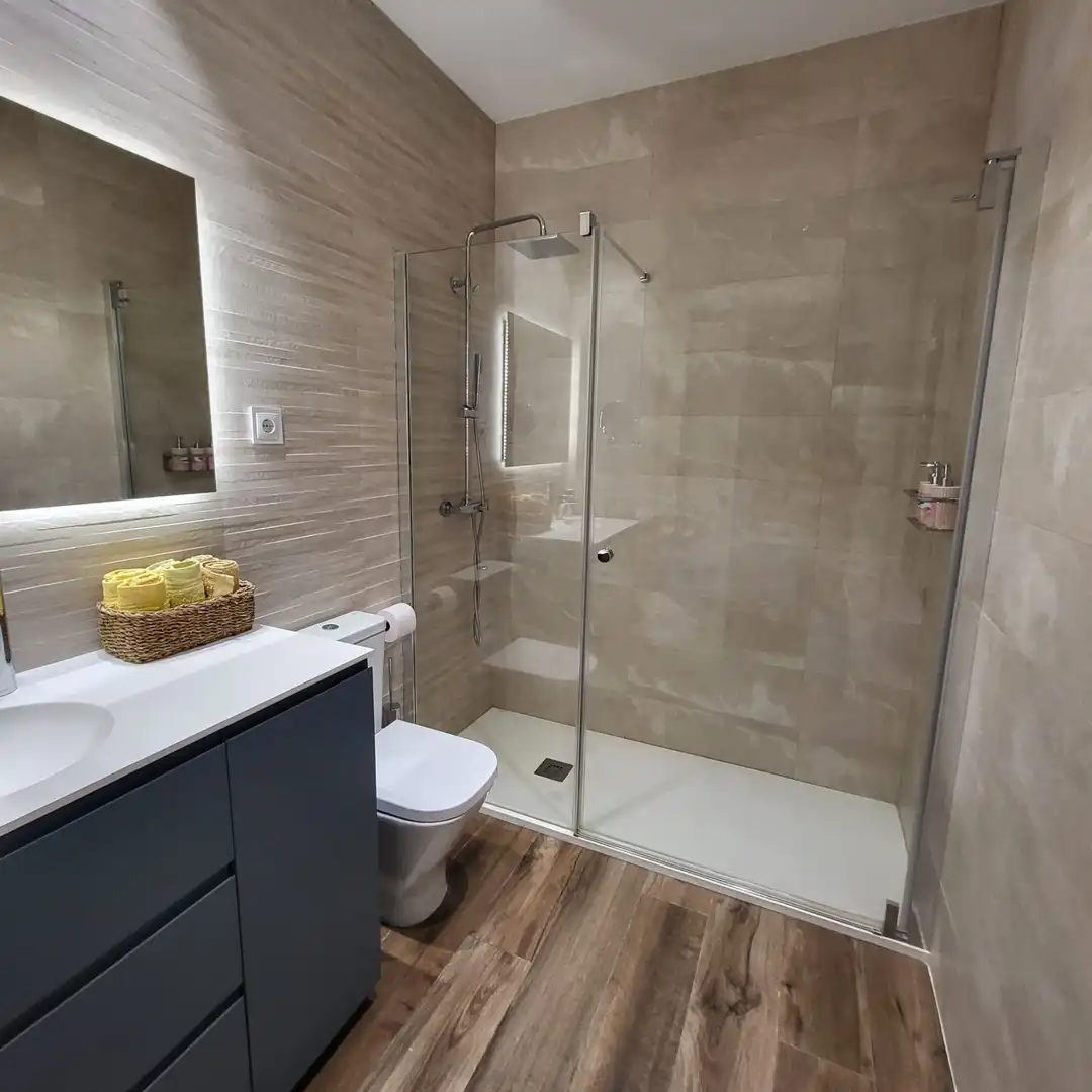 Bany de Apartament de lloguer en Ávila amb Traster i Moblat