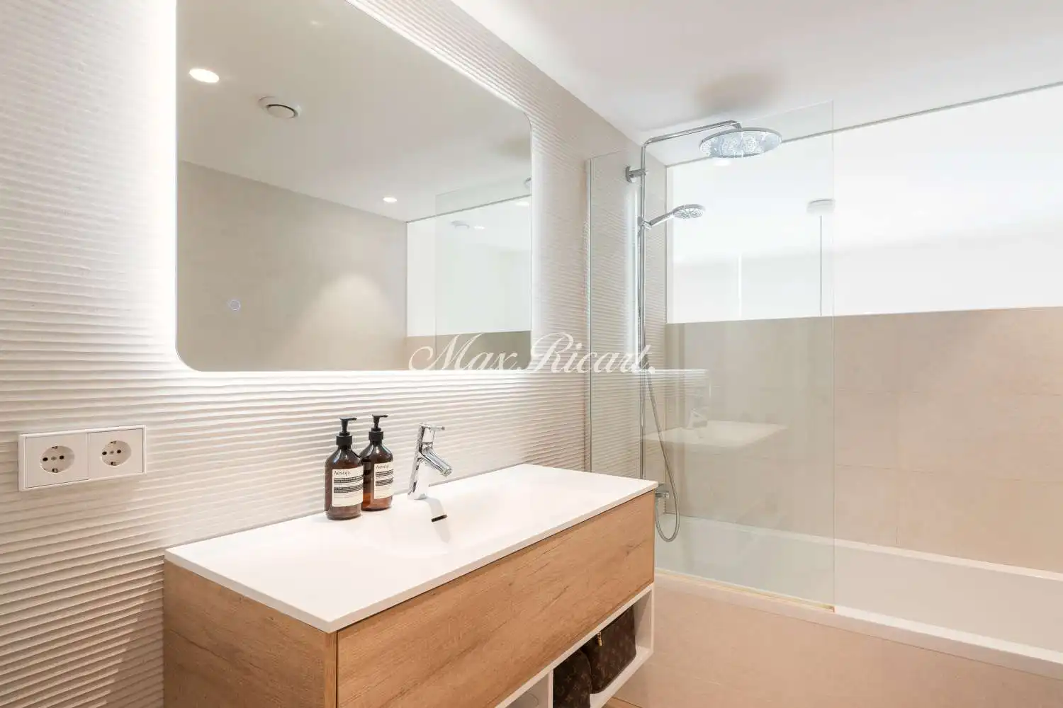 Bathroom of Flat for sale in Barcelona  with Air Conditioner, Terrace and Swimming Pool