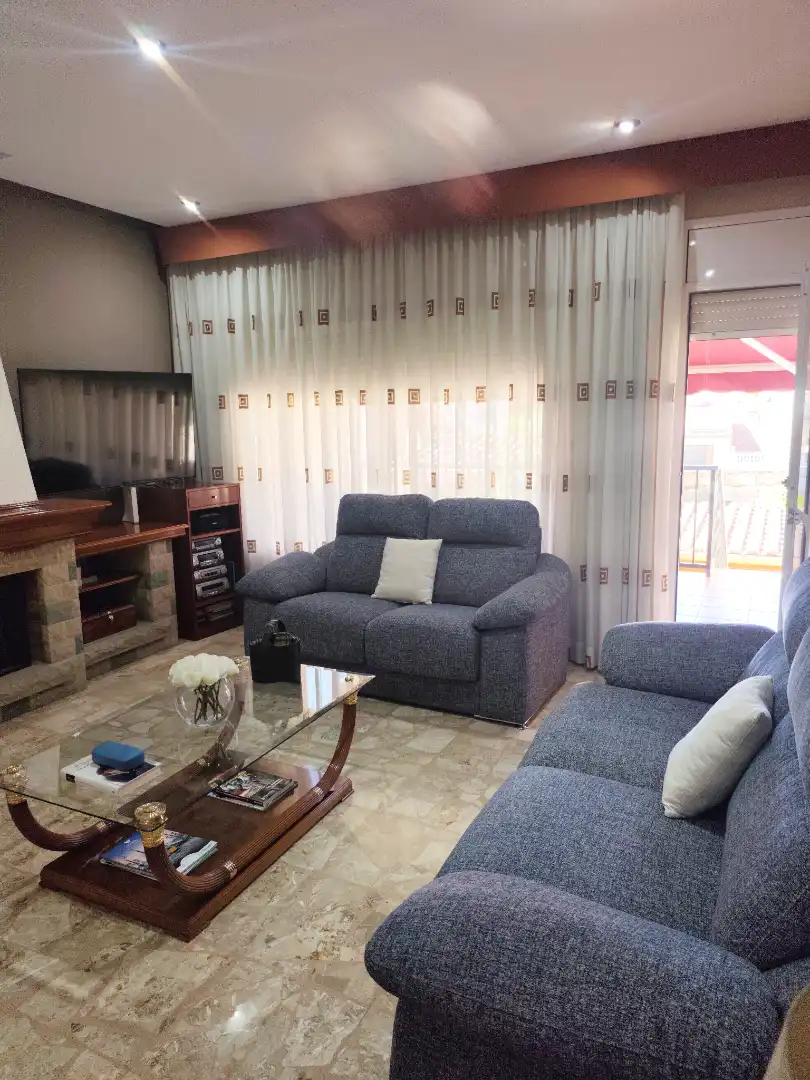 Sala de estar de Casa adosada en venta en Olesa de Montserrat con Aire acondicionado, Calefacción y Trastero