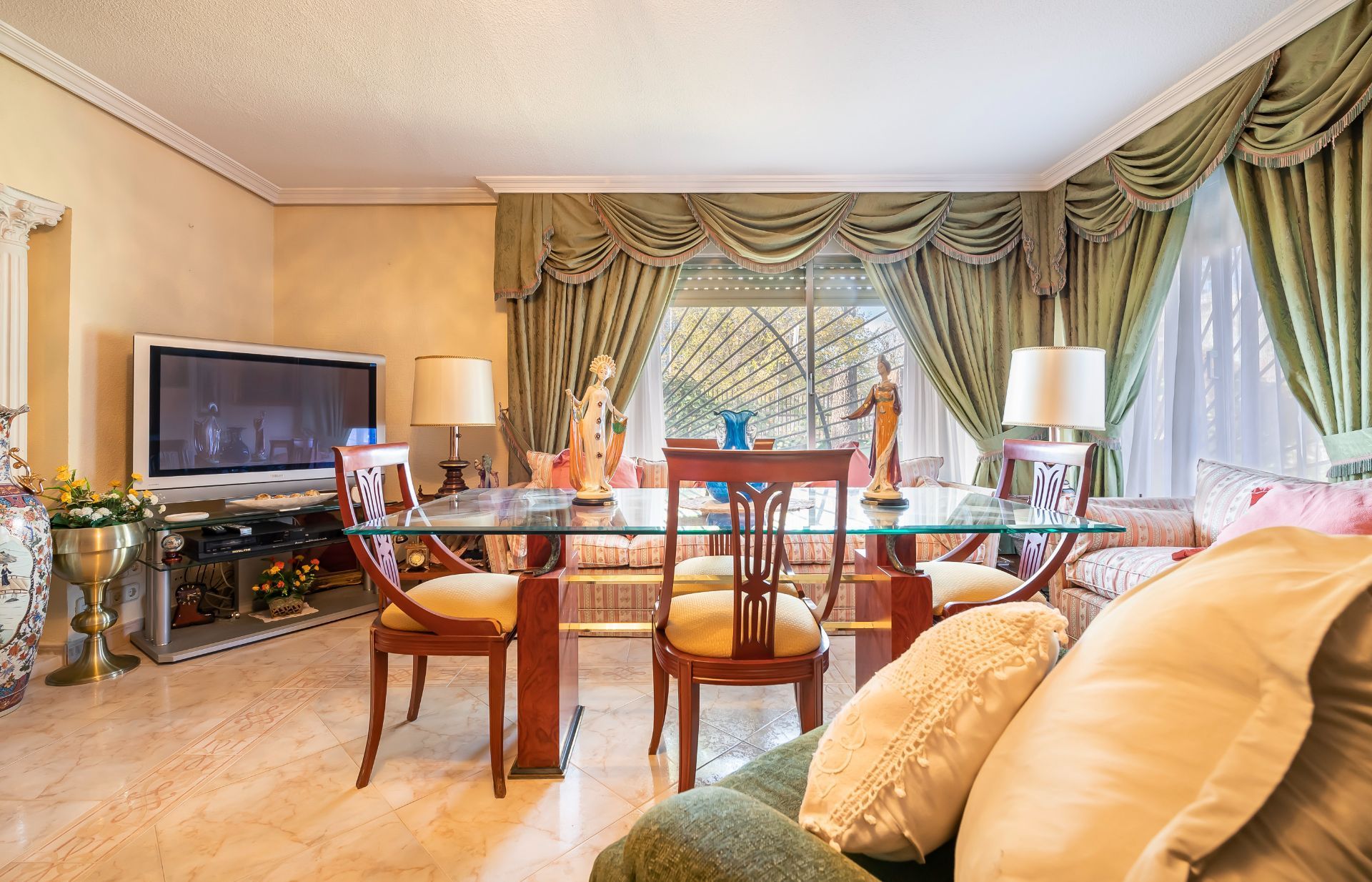 Menjador de Casa o xalet en venda en  Madrid Capital amb Aire condicionat, Calefacció i Jardí privat