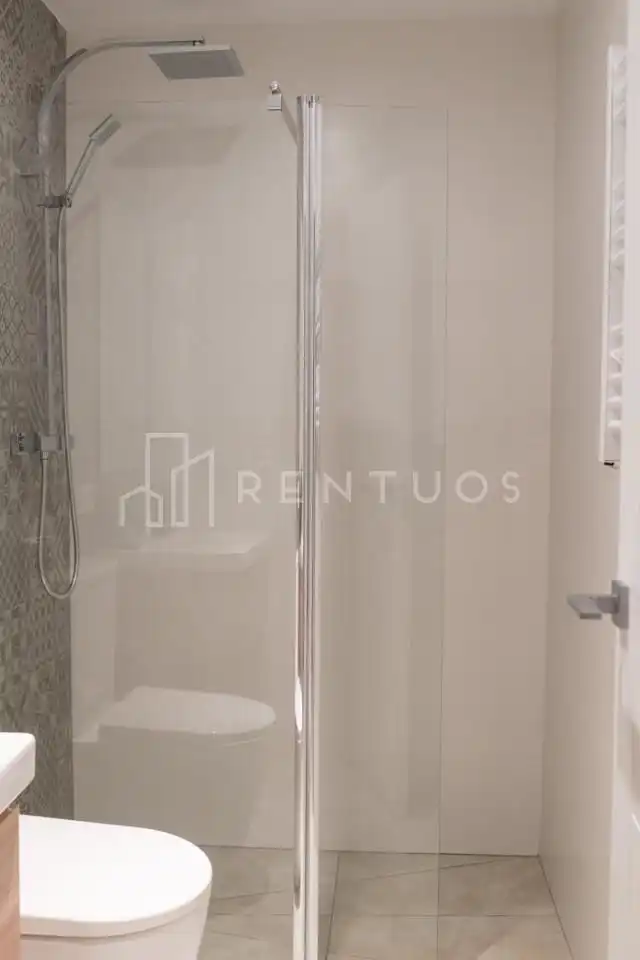 Baño de Dúplex de alquiler en Barcelona con Aire acondicionado, Terraza y Amueblado