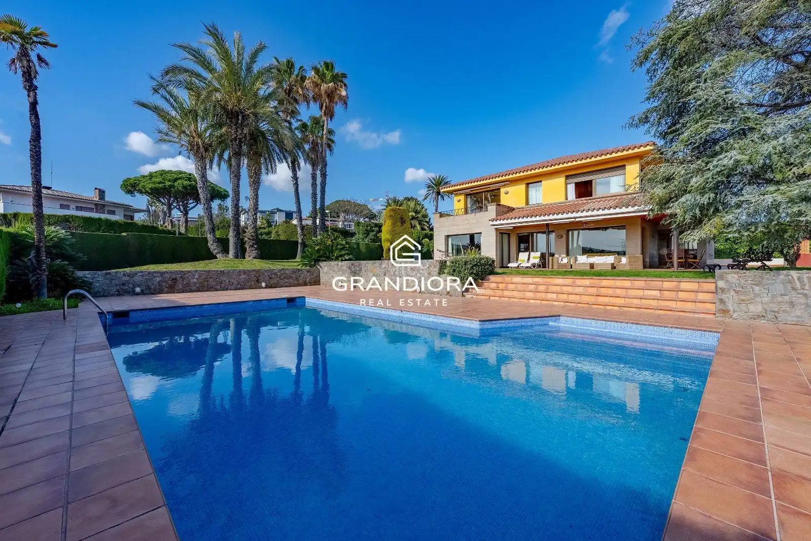 Detached house with pool for sale in Calle Llaüt