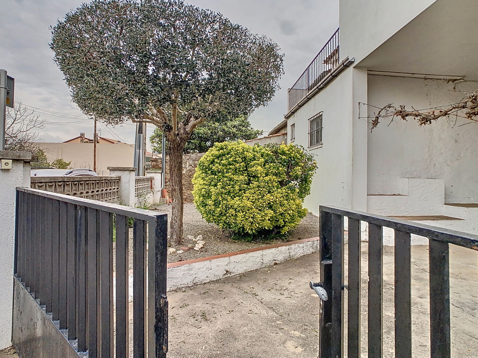 Vista exterior de Casa adosada en venda en Palau-solità i Plegamans amb Aire condicionat i Jardí privat