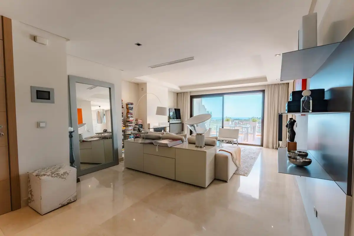 Sala d'estar de Apartament en venda en Benahavís amb Alarma