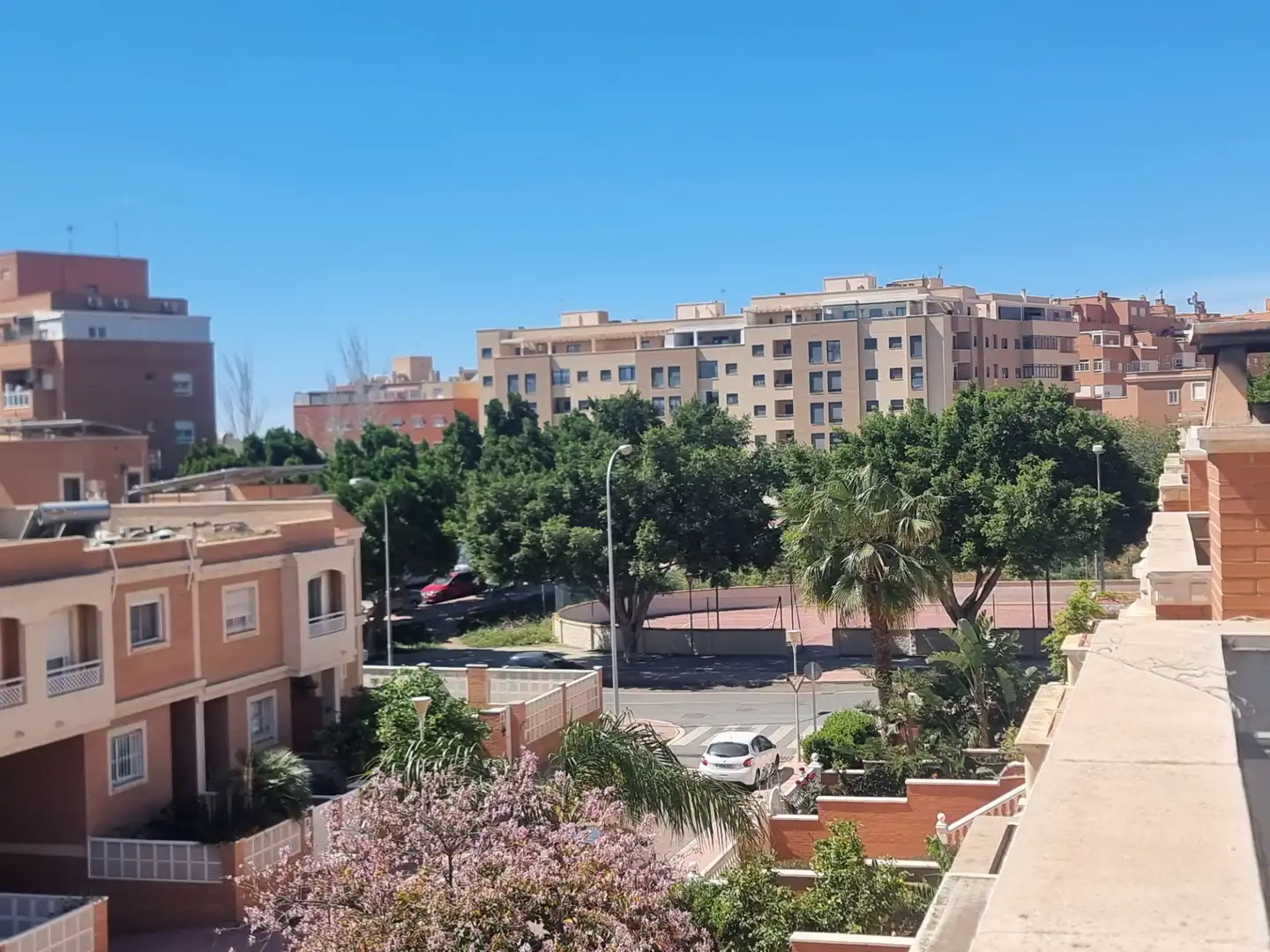 Vista exterior de Casa o xalet en venda en Almería amb Aire condicionat, Calefacció i Jardí privat