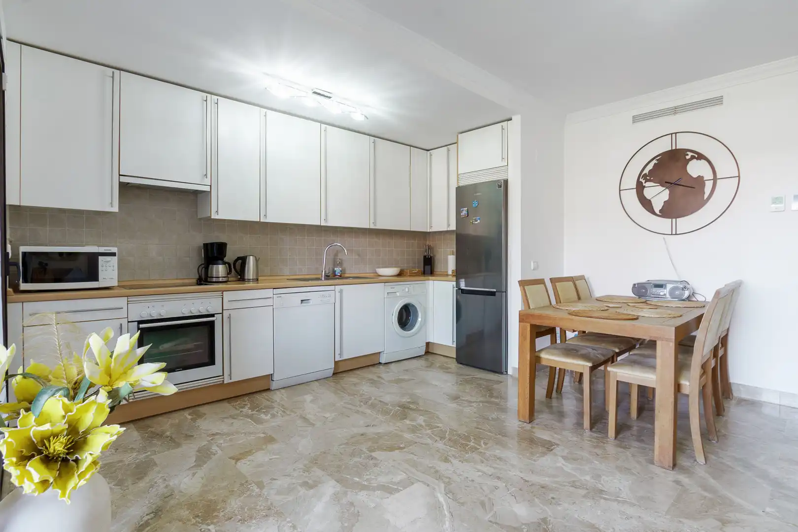 Cocina de Planta baja de alquiler en Estepona con Aire acondicionado, Jardín privado y Terraza
