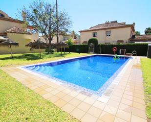 Piscina de Casa adosada en venda en Jerez de la Frontera amb Aire condicionat i Terrassa