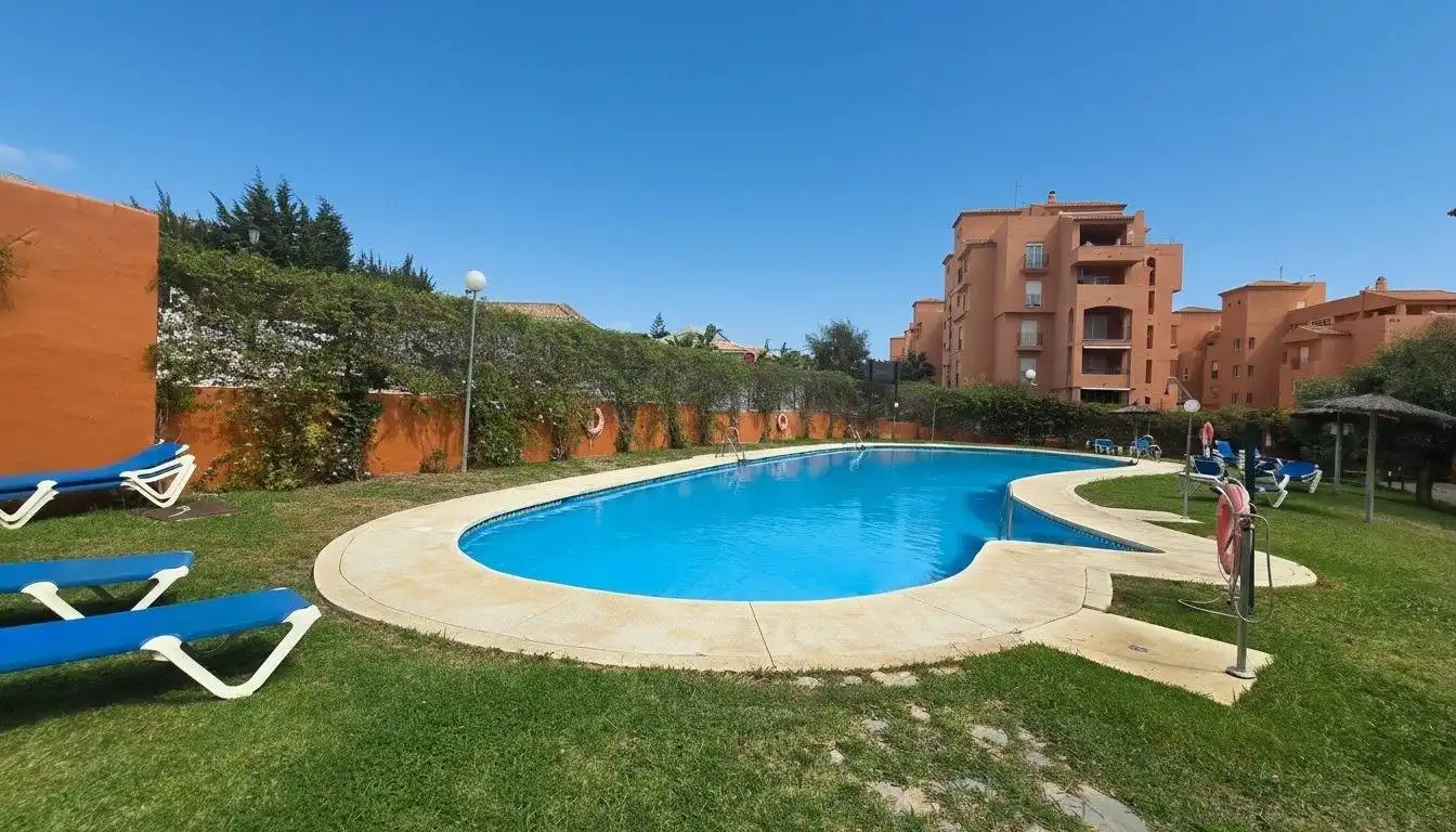 Schwimmbecken von Wohnungen zum Verkauf in Manilva mit Klimaanlage, Privatgarten und Terrasse