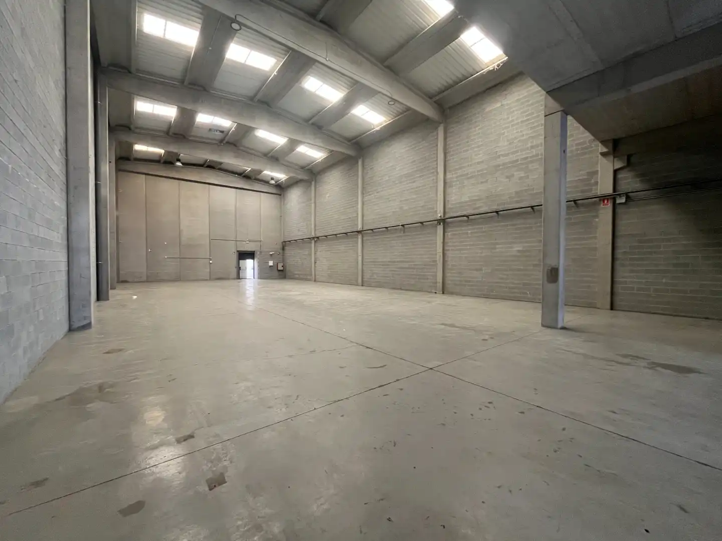 Industrial buildings for rent in Salt