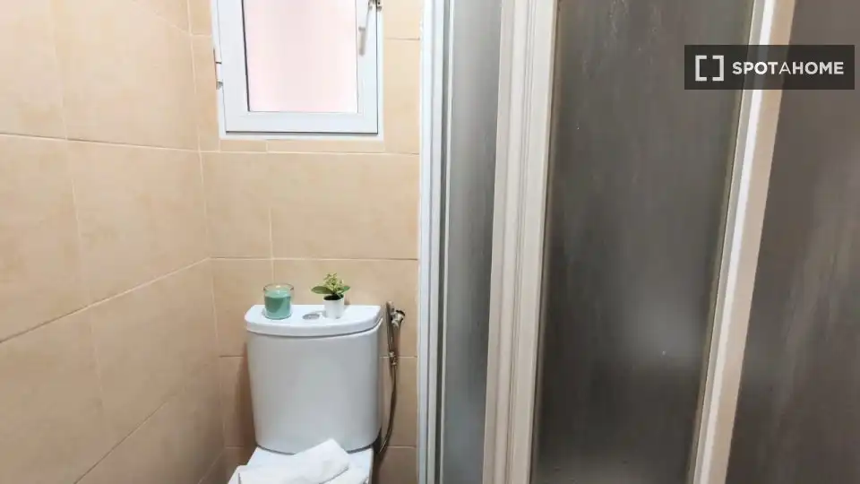 Bathroom of Flat for rent in Burjassot  with Air Conditioner, Heating and Furnished