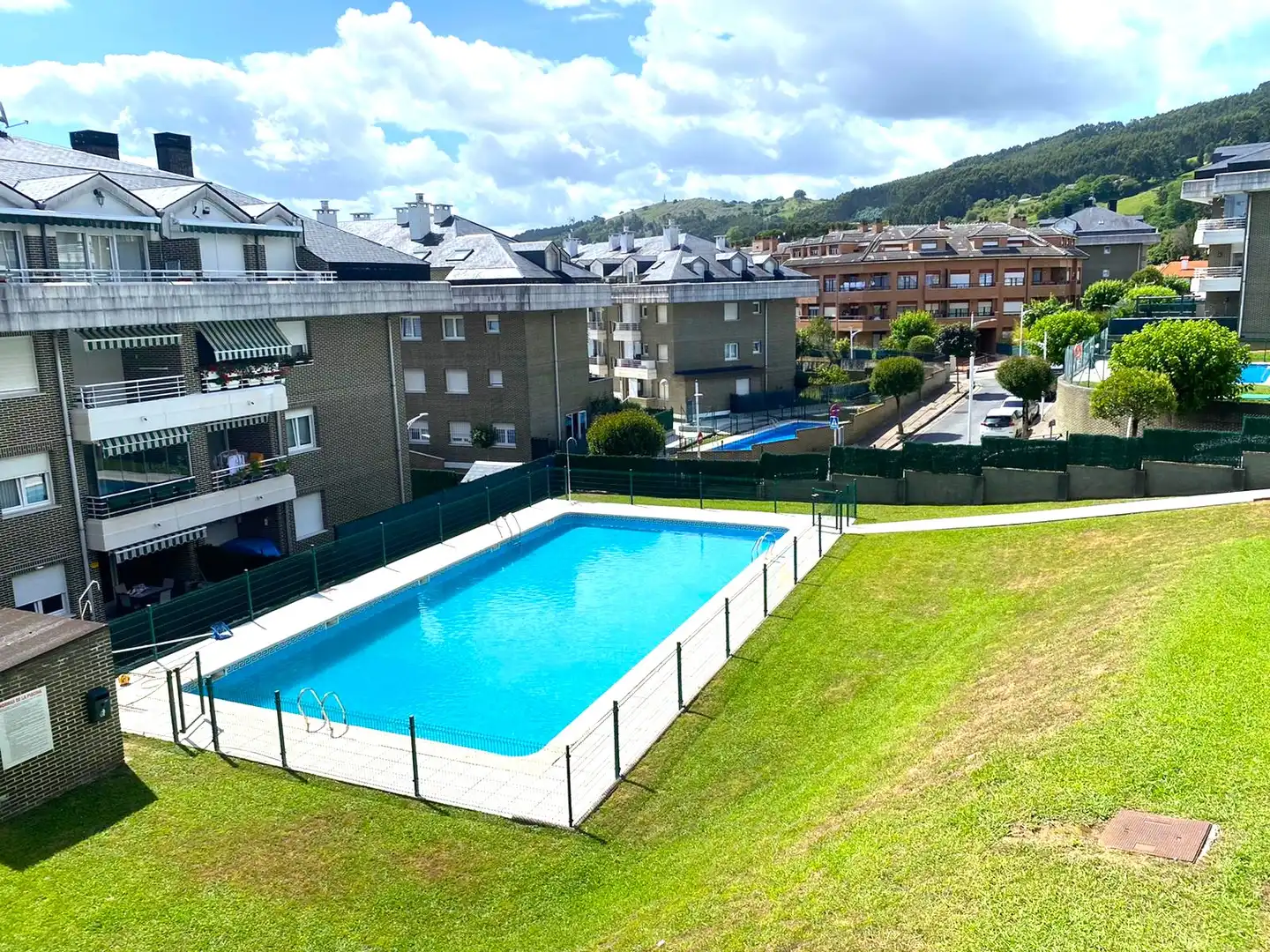 Schwimmbecken von Dachboden zum Verkauf in Castro-Urdiales mit Heizung, Privatgarten und Parkett