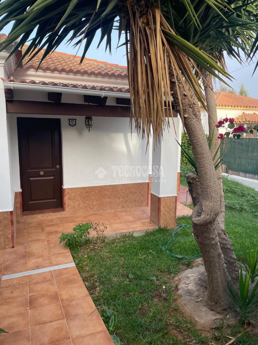 Vista exterior de Finca rústica en venda en Chiclana de la Frontera amb Piscina