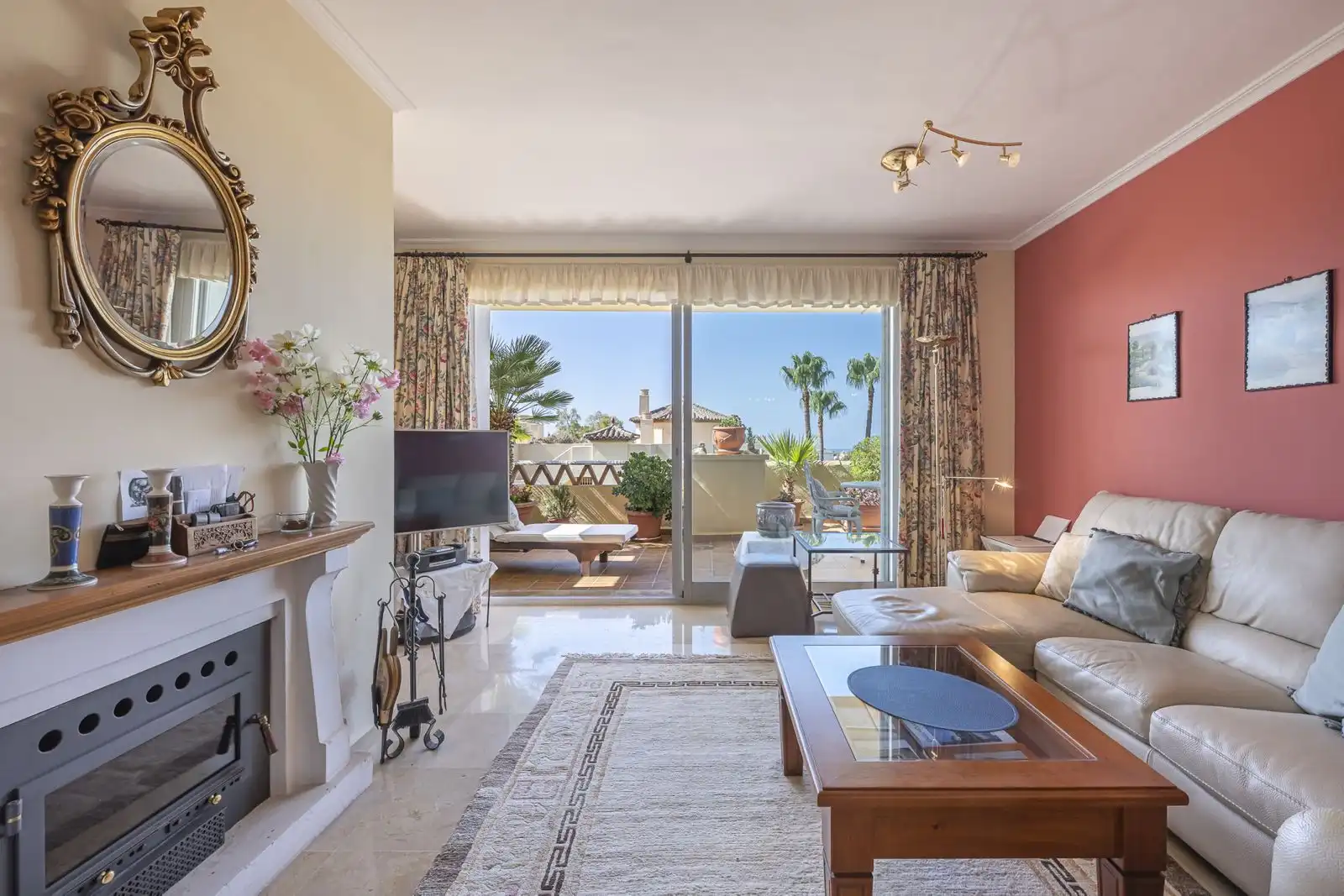 Sala d'estar de Àtic en venda en Marbella amb Aire condicionat, Terrassa i Traster