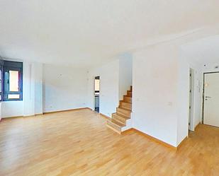 Sala d'estar de Dúplex en venda en  Madrid Capital amb Aire condicionat, Calefacció i Parquet