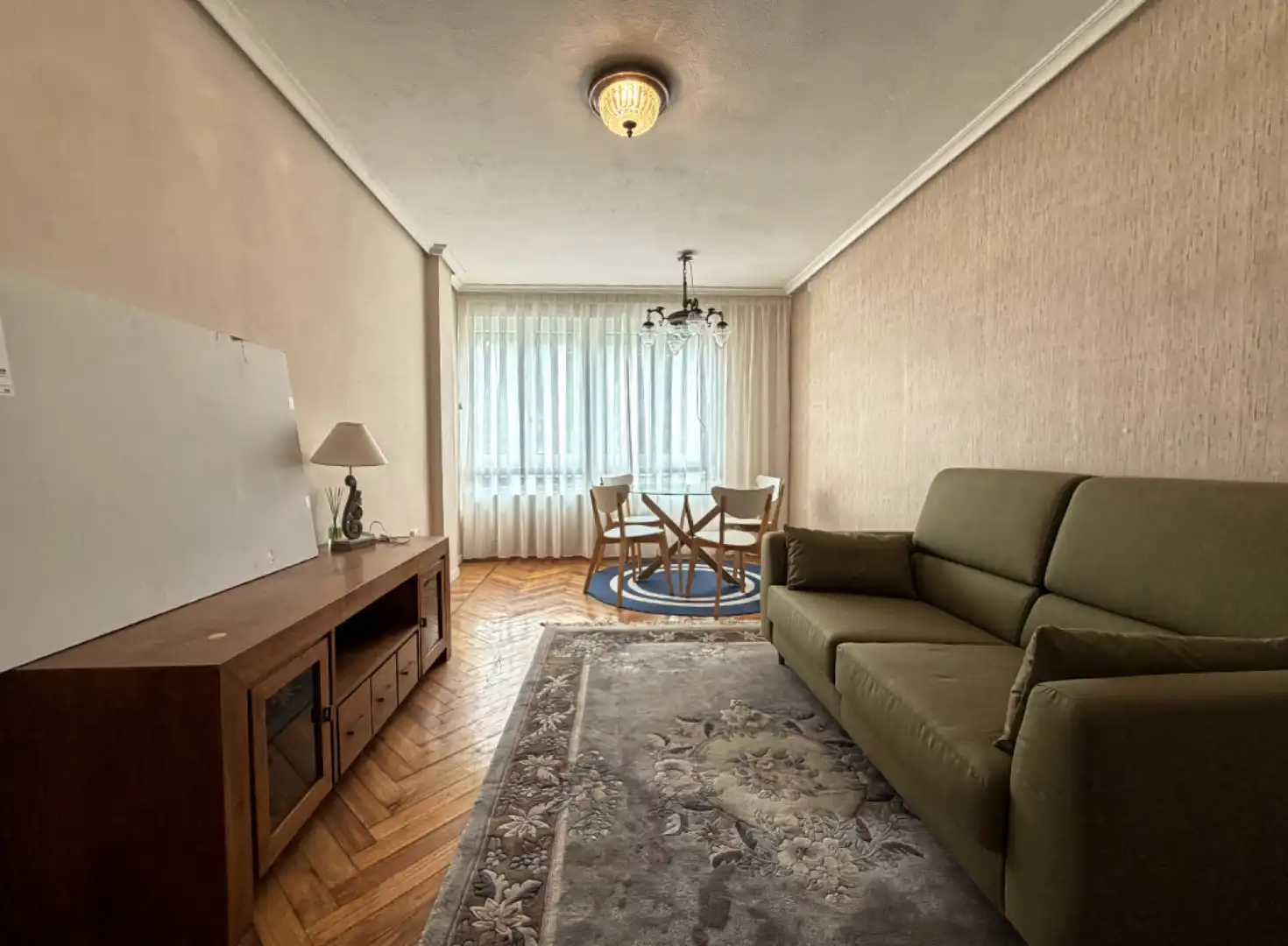 Wohnzimmer von Wohnung zur Miete in Los Corrales de Buelna  mit Heizung, Privatgarten und Parkett